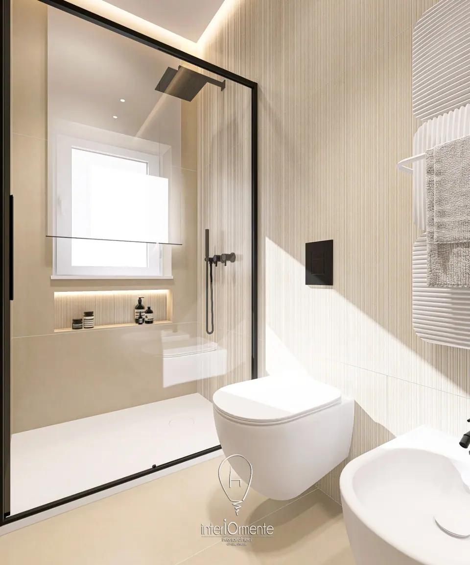 Doccia con vetro e profili neri, nicchia illuminata, soffione a pioggia e rivestimento beige cannettato