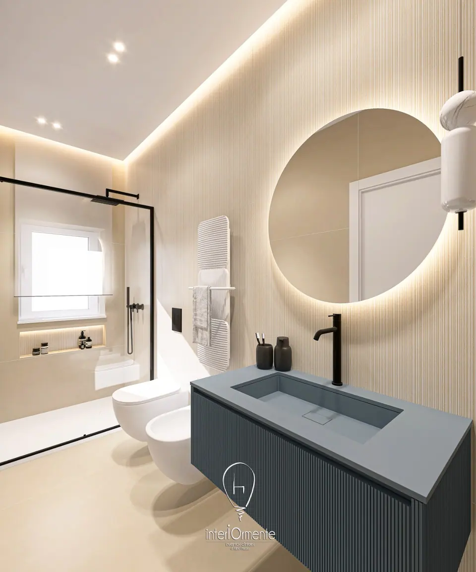 Bagno beige con mobile blu cannettato, grande specchio tondo retroilluminato e doccia con profili neri