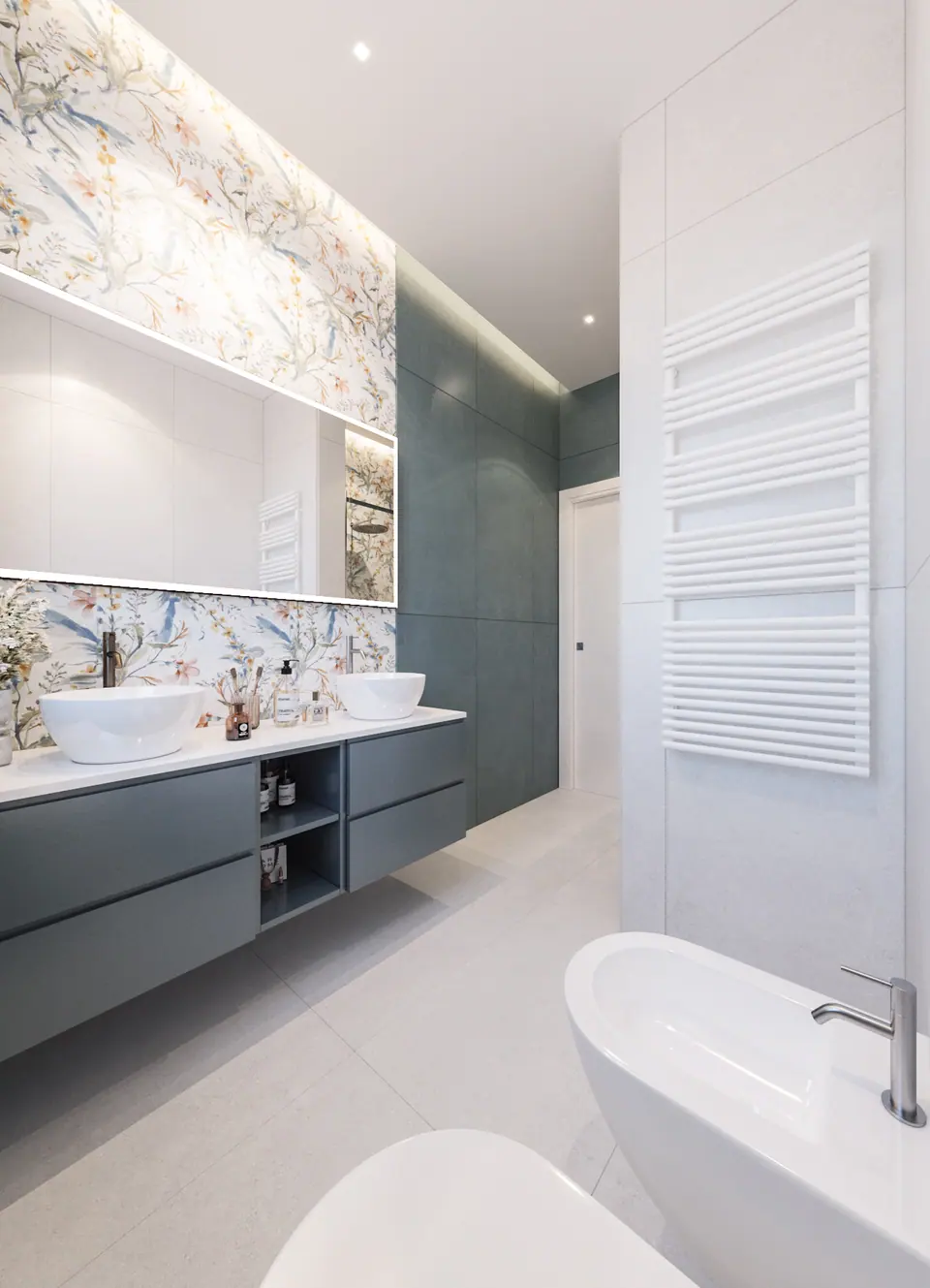 Bagno con vasca freestanding, parete verde petrolio e fascia di marmo decorato sopra il lavabo