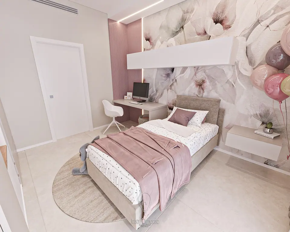 Cameretta con letto singolo e coperta rosa, mensola bianca sospesa sulla carta da parati a fiori e scrivania bianca
