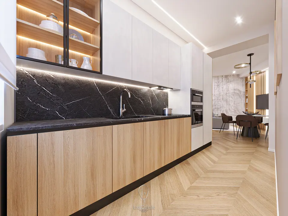 Cucina in rovere con alzata in marmo nero e parquet a spina di pesce