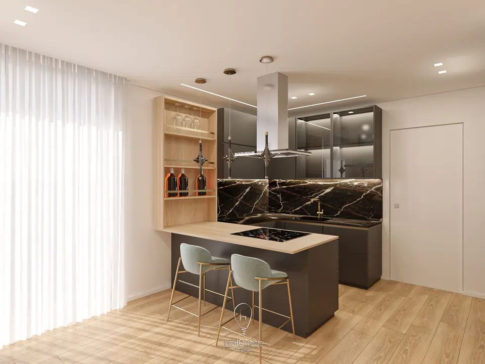 Cucina con piano e alzata in marmo scuro, sgabelli verdi e cantinetta
